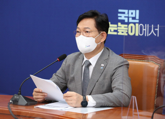 송영길 민주당 대표가 10일 국회 당 대표 회의실에서 열린 취임 100일 기자간담회에서 소회를 밝히고 있다. 연합뉴스